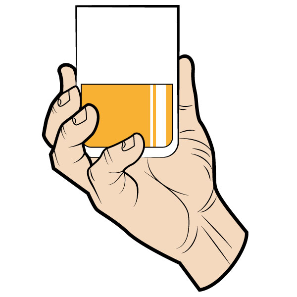 Vaso medio lleno en la mano